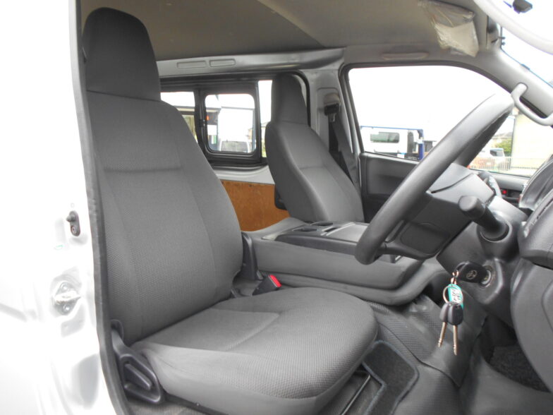 TOYOTA　ハイエース　DX　フルセグナビ　ビルトインETC　バックカメラ｜尾張旭市にある中部運輸局指定民間車検工場